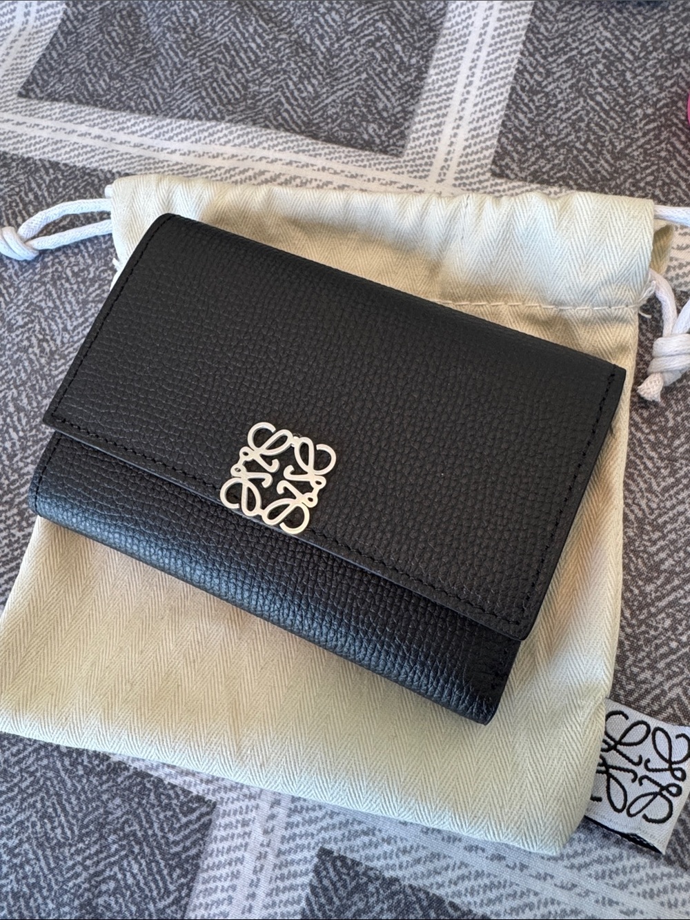 Loewe Anagram small vertical wallet in pebble grained calfskin black/silver